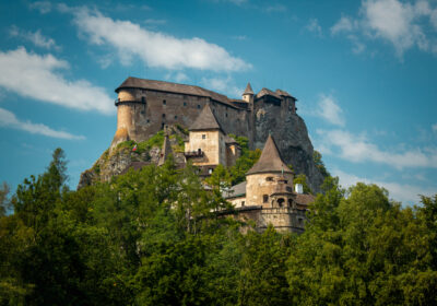 Dominantou Oravy  je Oravský hrad v Oravskom Podzámku